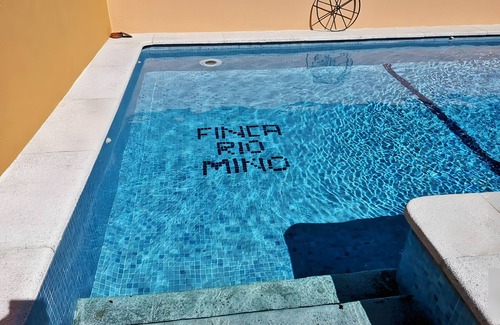 O Rosal Maison | Holiday Home 'Mino Lodge' with Mountain View, Shared Pool and Wi-Fi