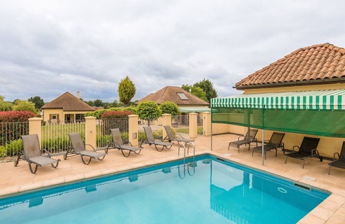 Saint-Nexans Maison | Maison avec piscine dans le parc d'un château