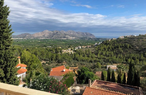 Orba Maison | Maison de vacances - un oasis paisible avec vue sur les montagnes et la mer