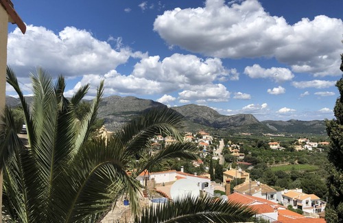 Orba Maison | Maison de vacances - un oasis paisible avec vue sur les montagnes et la mer