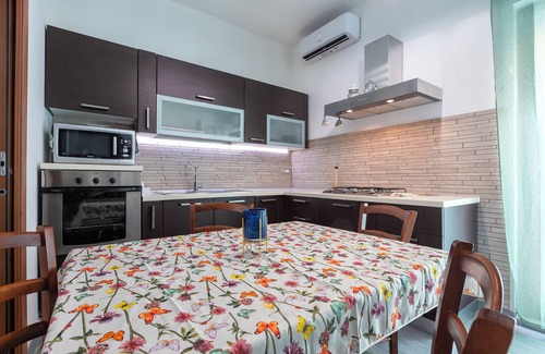 Porto Torres Maison | Holiday Home 'Oikos 58' with Private Terrace, Wi-Fi and Air Conditioning