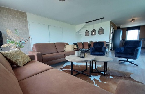 Leons Maison | Holiday home on the Frisian water with terrace