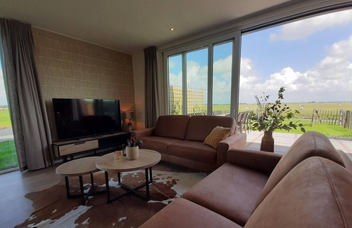 Leons Maison | Holiday home on the Frisian water with terrace