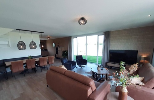 Leons Maison | Holiday home on the Frisian water with terrace