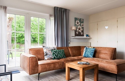 Eernewoude Maison | Holiday home on the water with sauna, outdoor spa and sloop