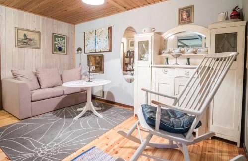 Karjalohja Maison | Holiday Home Puutarhurin mökki by Interhome
