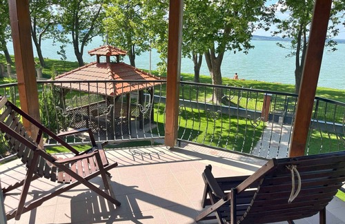 Balatonboglar Maison | Holiday home right on the bank with a view