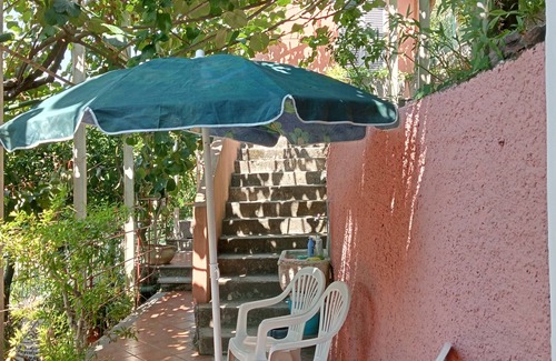 Sestri Levante Appartement | Holiday Home 'Roses House' with Mountain View, Wi-Fi and Air Conditioning
