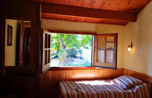 O Rosal Station Balnéaire | Holiday Home 'Rosal Lodge' with Mountain View, Shared Pool and Wi-Fi
