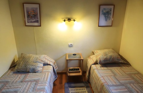 O Rosal Station Balnéaire | Holiday Home 'Rosal Lodge' with Mountain View, Shared Pool and Wi-Fi