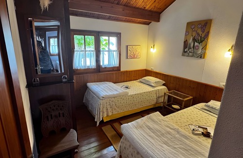 O Rosal Station Balnéaire | Holiday Home 'Rosal Lodge' with Mountain View, Shared Pool and Wi-Fi
