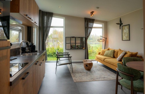 Sint Nicolaasga Maison | Holiday home surrounded by water and forest