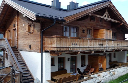 Hochkrimml Maison | Holiday Home 'Silberleiten' with Mountain View, Private Garden and Wi-Fi