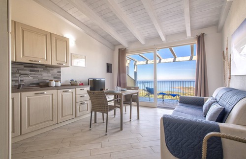 Paduledda Maison | Maison de vacances 'Sky View' avec vue sur la mer, piscine partagée et climatisation