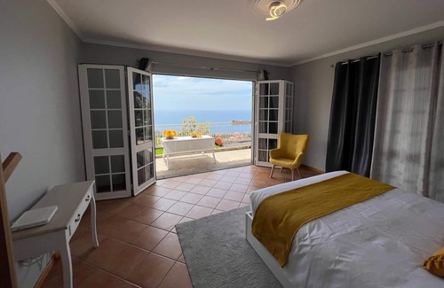 Arco da Calheta Maison | Holiday Home 'Spring House' with Sea View, Private Terrace and Wi-Fi