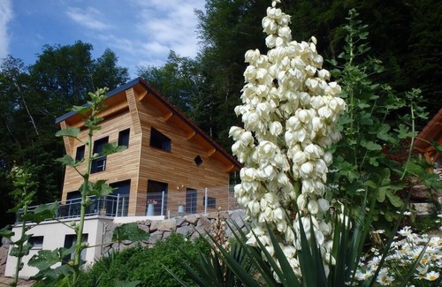 Saint-Bresson Maison | Holiday Home 'Villa Cora Venez Avec Spa' with Private Terrace, Wi-Fi and Air Conditioning