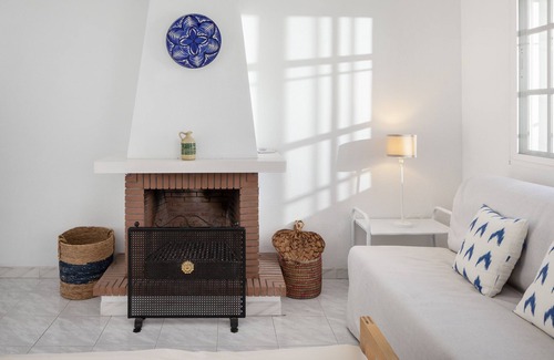 Benajarafe Maison | Holiday Home 'Villa Julia' with Mountain View, Shared Pool and Wi-Fi