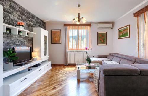 Pican Maison | Holiday Home Villa Helena by Interhome