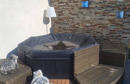 Laille Maison | Maison de vacances 'Villa Piscine Jacuzzi Et Pétanque' avec piscine, près du La table du 6