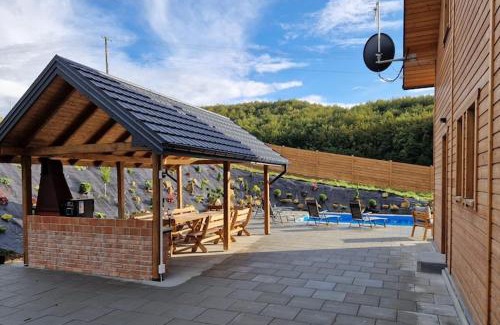 gmina Iwierzyce Maison | Holiday Home Wi niowa with Pool and Mountain Views