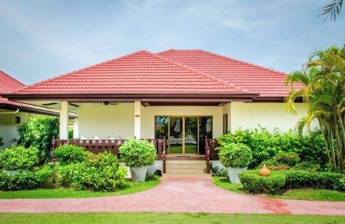 Rayong Cabine | Holiday home with pool, gym and beach access