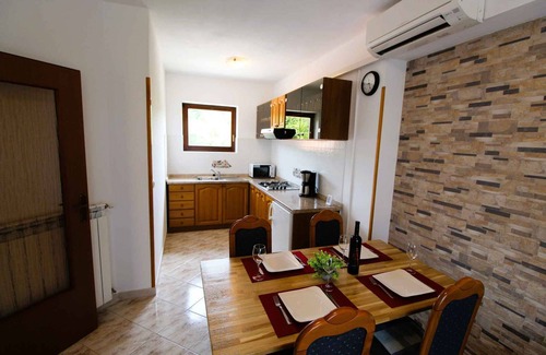 Strmac Maison | Maison de vacances avec 2 appartements séparés, piscine et climatisation