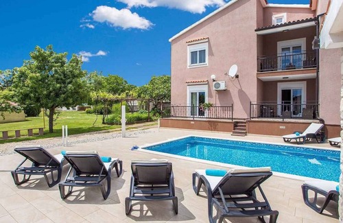 Belavici Maison | Maison de vacances avec piscine, barbecue et balançoire pour les enfants