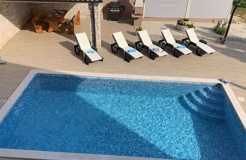 Belavici Maison | Maison de vacances avec piscine, barbecue et balançoire pour les enfants