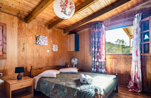 Paliki Maison | Maison de vacances "Maison en bois" avec vue sur les montagnes et jardin.