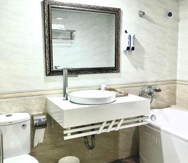 Ngo Quyen Hôtel | Holiday Hotel 2