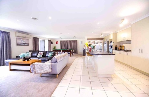 Manor Lakes Maison | Holiday House in Lanor Lake