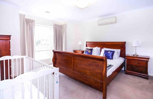 Manor Lakes Maison | Holiday House in Lanor Lake