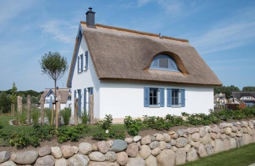 Parow Appartement | Holiday house "Lagom" with garden furniture and beach chair