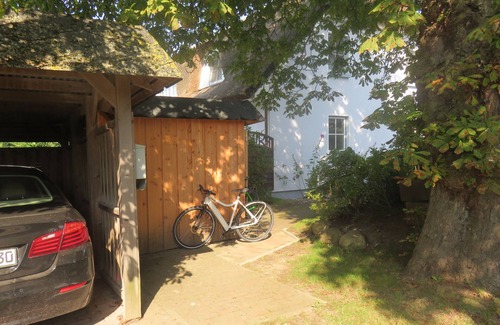 Putbus Maison | Maison de vacances au toit de chaume dans la réserve de biosphère avec jardin, terrasse, sauna bio