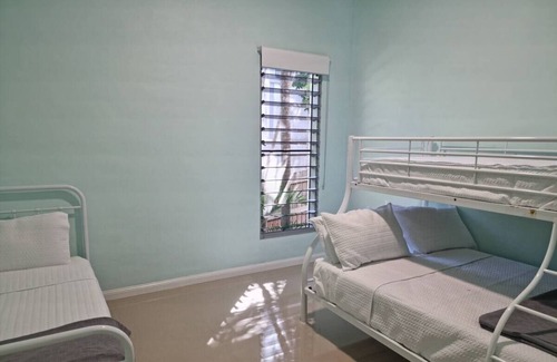 Eimeo Maison | Holiday house walking distance to the beach, private pool and parking