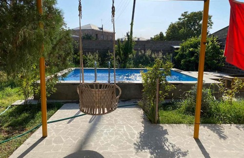 Vagharshapat Maison | Holiday house with pool / Дом отдыха с бассейном