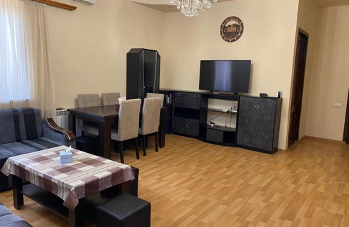 Vagharshapat Maison | Holiday house with pool / Дом отдыха с бассейном