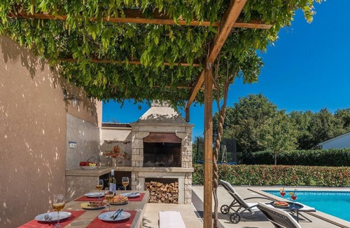 Sveta Nedelja Cabine | Maison de vacances avec piscine privée, jardin clôturé et terrasse couverte avec barbecue