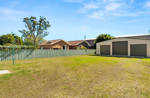 Sussex Inlet Maison | Holiday In The Moos - Four bedroom home of relaxation!