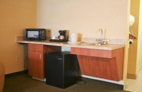 Drums Hôtel | Holiday Inn Express Hotel & Suites Drums-Hazelton by IHG