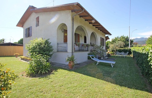 Montignoso Maison | Vacation Home à Capanne-prato-cinquale avec 2 chambres à coucher, 5 couchages