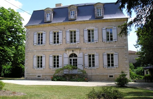 Monflanquin Maison | Holiday Manoir 14x7m piscine, distance de marche et vue sur le magnifique village médiéval
