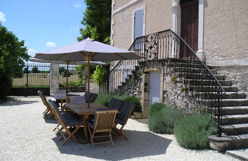 Monflanquin Maison | Holiday Manoir 14x7m piscine, distance de marche et vue sur le magnifique village médiéval