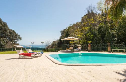 Posillipo Appartement | Holiday Naples - Big Apartment on The Swimming Pool in front of Capri