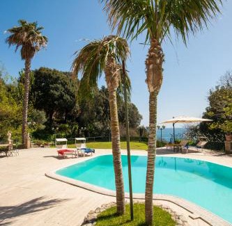 Posillipo Appartement | Holiday Naples - Big Apartment on The Swimming Pool in front of Capri