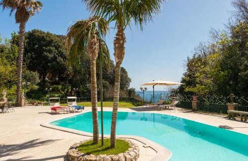 Posillipo Appartement | Holiday Naples - Big Apartment on The Swimming Pool in front of Capri