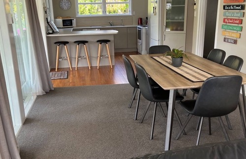 Waikanae Maison | Holiday on Henare, Olde Plage Waikanae.