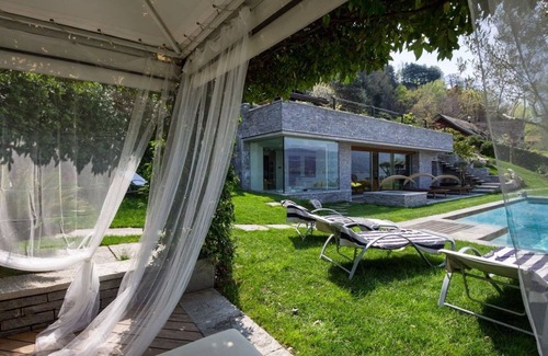Ispra Villa | vacances vacances grande villa en location italie, quartier des lacs italiens, lac Majeur, au bord du lac, piscine, à pied de la ville, air cond