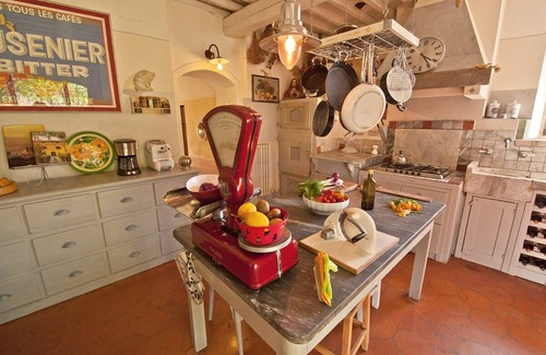 Pergine Valdarno Maison | Holiday Villa with panoramic pool in the hills of Tuscany.