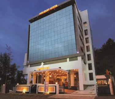 Vazhayil Hôtel | Holiday Vista Thekkady a premium hotel near periyar wild life sanctuary with sky view pool